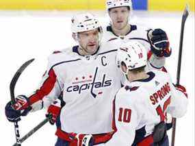 L'ailier gauche des Capitals de Washington Alex Ovechkin (8) célèbre son troisième but avec l'ailier droit des Capitals de Washington Daniel Sprong (10) contre les Jets de Winnipeg au Centre Canada Life de Winnipeg le 17 décembre 2021.