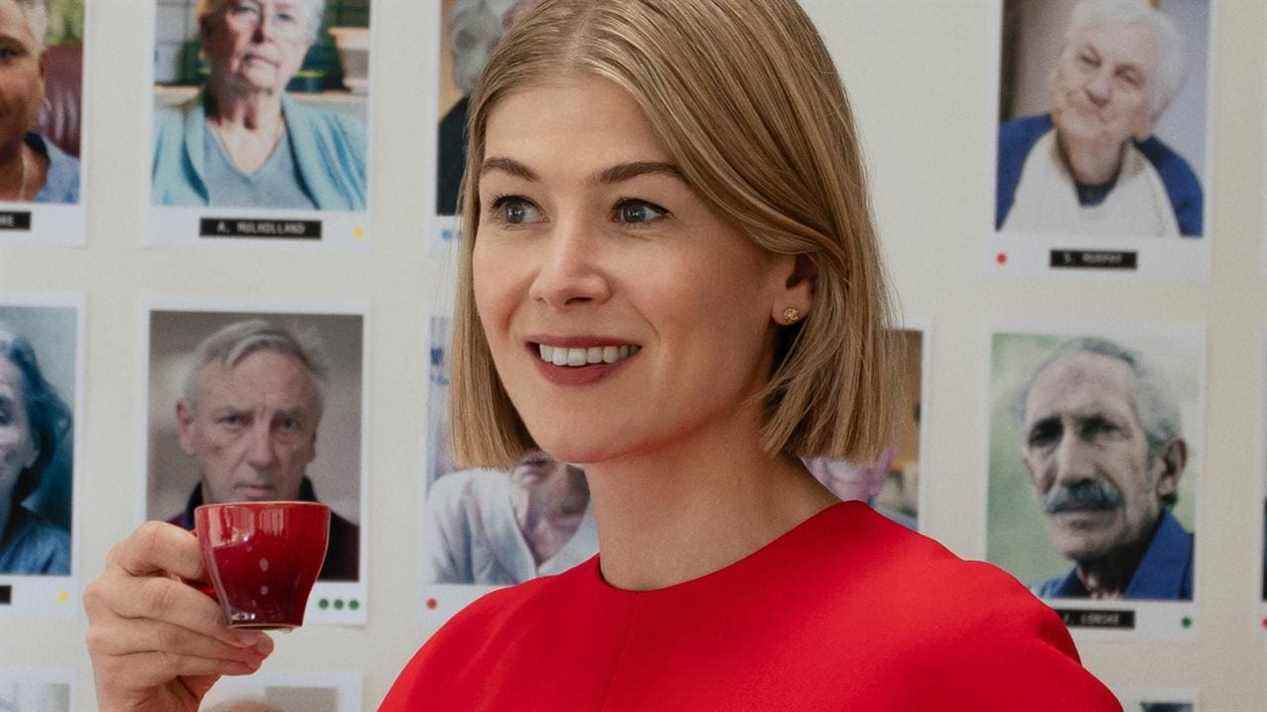 Rosamund Pike dans I Care a Lot