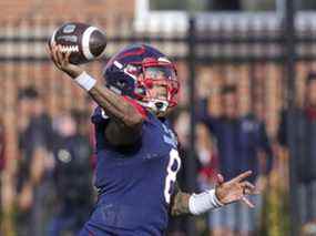 Le quart-arrière des Alouettes de Montréal Vernon Adams Jr. lance une passe en deuxième demie contre les Redblacks d'Ottawa à Montréal le 11 octobre 2021.