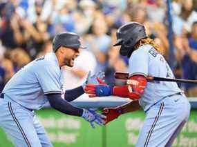 George Springer des Blue Jays (à gauche) célèbre son coup de circuit avec son coéquipier Vladimir Guerrero Jr. lors de la première manche contre les Orioles de Baltimore au Rogers Center le dimanche 3 octobre 2021.