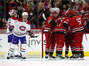 Nino Niederreiter (21 ans) des Hurricanes à gauche, célèbre son but avec ses coéquipiers alors que Brett Kulak des Canadiens et le gardien de but Sam Montembeault regardent jeudi soir à Raleigh, NC