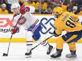 Nick Suzuki (14) des Canadiens marque contre les Predators au Bridgestone Arena de Nashville le samedi 4 décembre 2021.