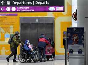 Les gens voyagent à l'aéroport international Pearson pendant la pandémie de COVID-19 à Toronto, le vendredi 3 décembre 2021.