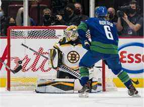 L'attaquant des Canucks de Vancouver Brock Boeser (6) marque sur le gardien des Bruins de Boston Jeremy Swayman (1) en deuxième période au Rogers Arena.