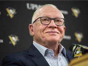 Jim Rutherford a remporté trois coupes Stanley en tant que directeur général avec deux équipes différentes : les Hurricanes de la Caroline en 2005-06 et les Penguins de Pittsburgh, dos à dos, en 2015-16 et 2016-17.