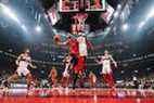 Fred VanVleet #23 des Raptors de Toronto va au panier contre Montrezl Harrell #6 des Wizards de Washington au cours de la seconde moitié de leur match de basket-ball à la Scotiabank Arena.