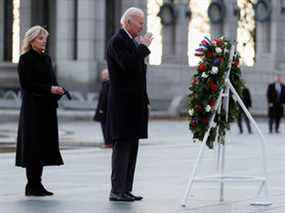 Le président américain Joe Biden et la première dame Jill Biden visitent le site commémoratif de la Seconde Guerre mondiale à l'occasion de l'anniversaire des attentats de Pearl Harbor, à Hawaï, au National Mall de Washington, le 7 décembre 2021.