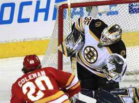 L'attaquant vétéran des Flames Blake Coleman dirige un tir sur le gardien des Bruins de Boston Linus Ullmark lors de l'action de la LNH en première période au Saddledome samedi soir.