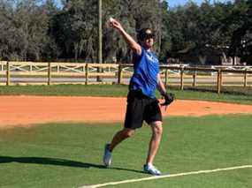 Jordan Romano réussit quelques lancers à la Little Wrigley Baseball Academy en Floride.