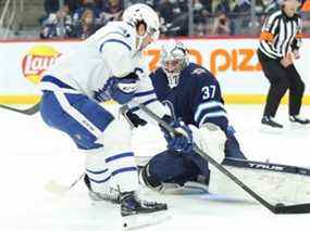 Le gardien des Jets de Winnipeg Connor Hellebuyck a stoppé l'attaquant des Leafs John Tavares hier soir.  USA AUJOURD'HUI Sports