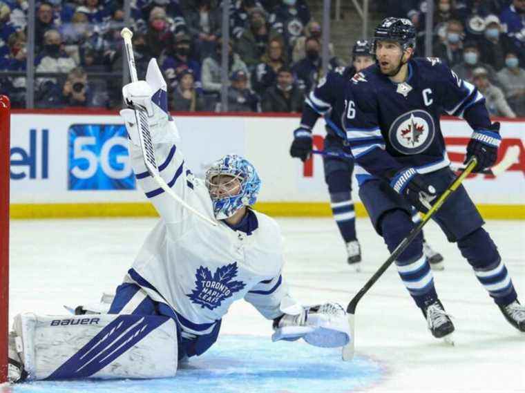 Les Leafs fatigués de voyager perdent une bataille acharnée contre les Jets