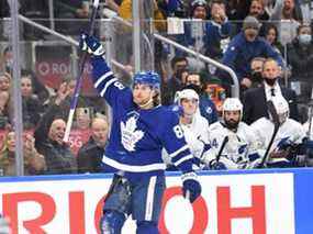 William Nylander des Maple Leafs, célébrant ici un but contre le Lightning, est le 13e joueur de Toronto à figurer sur la liste COVID.