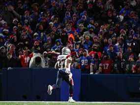 Le porteur de ballon des Patriots de la Nouvelle-Angleterre Damien Harris (37 ans) court vers la zone des buts pour un touché contre les Bills de Buffalo au cours de la première mi-temps au Highmark Stadium le 6 décembre 2021.