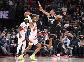 Gary Trent Jr. des Raptors cherche à faire une passe alors que Tyrese Haliburton des Sacramento Kings défend au cours de la première mi-temps à la Scotiabank Arena le lundi 13 décembre 2021.