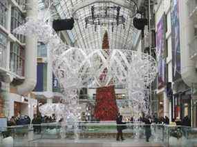 Achats de Noël de dernière minute au Toronto Eaton Centre, pas si bondé, le jeudi 23 décembre 2021.