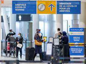 Les passagers attendent d'être testés après leur arrivée à l'aéroport Pearson de Toronto après l'entrée en vigueur des tests obligatoires pour les arrivées internationales à Mississauga, le 15 février 2021.