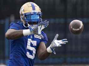 Le joueur de ligne défensive des Blue Bombers de Winnipeg Willie Jefferson (5) attrape une passe lors d'un entraînement à Hamilton, en Ontario, le vendredi 10 décembre 2021. Winnipeg affrontera les Tiger-Cats de Hamilton lors du 108e match de la Coupe Grey de la LCF.