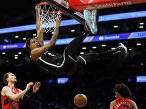 Nic Claxton des Brooklyn Nets dunks le ballon sous le regard de Malachi Flynn des Raptors pendant la première mi-temps au Barclays Center le mardi 14 décembre 2021 à Brooklyn.