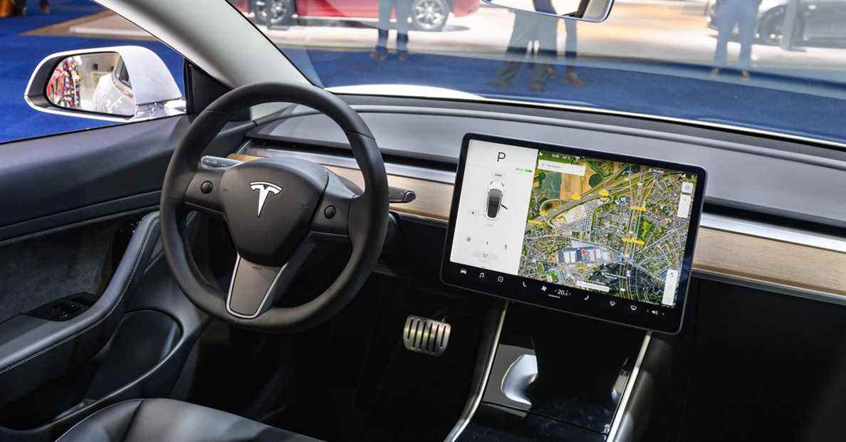 Les jeux vidéo intégrés au tableau de bord de Tesla attirent l'attention des inspecteurs de sécurité américains 
