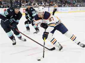 Connor McDavid (97) des Oilers d'Edmonton contrôle la rondelle contre le Kraken de Seattle au Climate Pledge Arena le 3 décembre 2021 à Seattle.