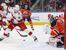 11 déc. 2021;  Edmonton, Alberta, CAN;  L'attaquant des Hurricanes de la Caroline Steven Lorentz (78) tire contre le gardien des Oilers d'Edmonton Mikko Koskinen (19) au cours de la deuxième période à la Place Rogers.  Crédit obligatoire : Perry Nelson-USA TODAY Sports