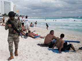 Des membres de la Marine patrouillent dans une station balnéaire de Cancun, dans le cadre d'un programme créé par le gouvernement provincial de Quintana Roo, au Mexique.