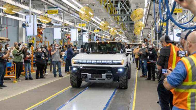 Les premiers véhicules électriques GMC Hummer sortent enfin de la ligne