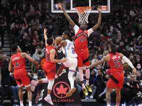 Shai Gilgeous-Alexander # 2 de l'Oklahoma City Thunder passe le ballon contre Chris Boucher # 25, Gary Trent Jr. # 33, Fred VanVleet # 23 et Scottie Barnes # 4 des Raptors de Toronto au cours de la seconde moitié de leur match de basket-ball au Scotiabank Arena le 8 décembre 2021 à Toronto.