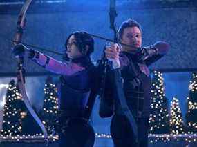 Kate Bishop (Hailee Steinfeld) et Hawkeye (Jeremy Renner) sont des super-héros qui aident pendant les vacances à 