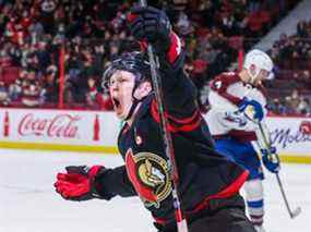 Brady Tkachuk célèbre le vainqueur en prolongation des Sénateurs contre Colorado samedi soir.  Getty Images