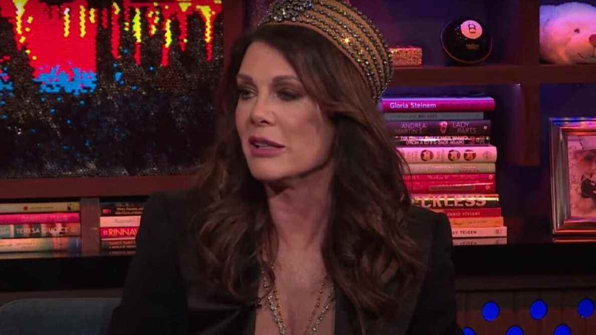 Lisa Vanderpump laisse tomber une blague sale sur Andy Cohen tout en taquinant la réunion des règles de Vanderpump
