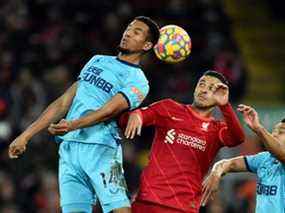 Football Football – Premier League – Liverpool v Newcastle United – Anfield, Liverpool, Grande-Bretagne – 16 décembre 2021 Isaac Hayden de Newcastle United rivalise pour le ballon avec Thiago Alcantara de Liverpool jeudi.  REUTERS