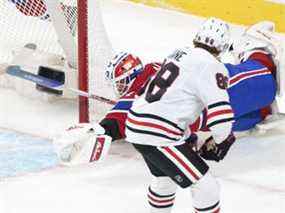 Jake Allen des Canadiens fait un arrêt désespéré sur Patrick Kane des Blackhawks pendant la première période quelques instants après que le gardien a négligemment donné la rondelle.