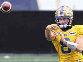 Le quart-arrière Zach Collaros lance une passe lors de l'entraînement des Blue Bombers de Winnipeg le mercredi 1er décembre 2021.