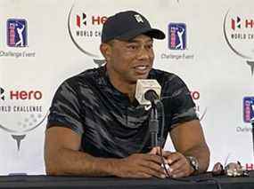 Tiger Woods tient sa première conférence de presse depuis son accident de voiture le 23 février à Los Angeles lors du tournoi de golf Hero World Challenge à Nassau, aux Bahamas, le mardi 30 novembre 2021.