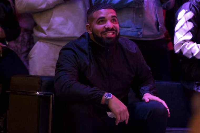 MO MONEY, PAS DE PROBLÈME: Drake a fait le tour de Toronto en distribuant de grosses liasses d’argent