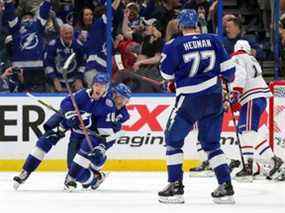 Corey Perry du Lightning est félicité par Steven Stamkos et Victor Hedman après avoir marqué le but égalisateur avec 20 secondes à jouer en temps réglementaire mardi soir à Tampa.