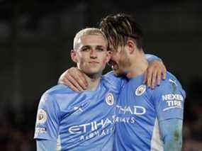 Phil Foden de Manchester City (à gauche) et Jack Grealish célèbrent après le match contre Brentford.