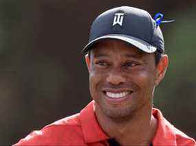 Tiger Woods sourit au 12e trou lors de la ronde finale du championnat PNC dimanche.