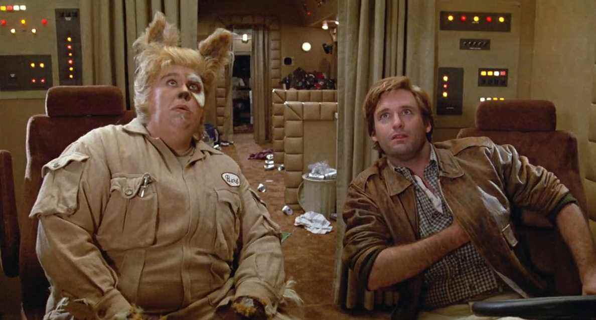 John Candy et Bill Pullman faisant voler leur Winnebago dans l'espace dans Spaceballs.