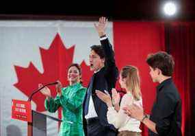 Le Premier ministre libéral Justin Trudeau, accompagné de son épouse Sophie Grégoire et de leurs enfants Ella-Grace et Xavier, salue les partisans lors de la soirée électorale libérale à Montréal, le 21 septembre 2021. Christinne Muschi/REUTERS