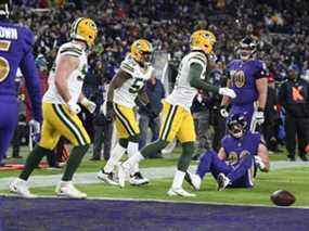 Les membres des Packers de Green Bay célèbrent l'échec d'une tentative de conversion en deux points contre l'ailier rapproché des Ravens de Baltimore, Mark Andrews (assis), dans la seconde moitié d'un match de la NFL le 19 décembre 2021 à Baltimore.  Green Bay a gagné 31-30.