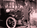 Henry Ford avec le modèle T de 1921. 
