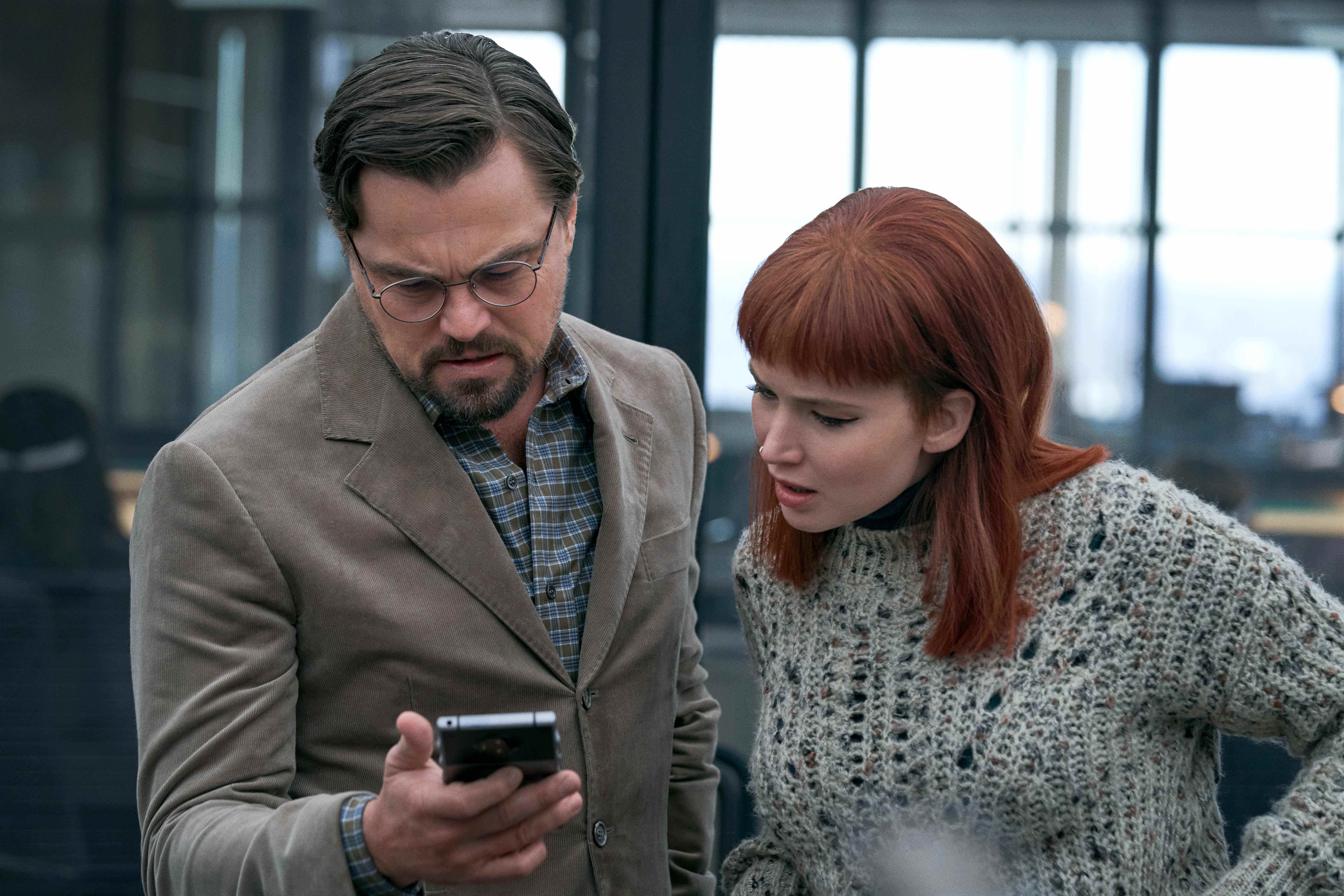 NE RECHERCHEZ PAS (de gauche à droite) LEONARDO DICAPRIO en tant que DR.  RANDALL MINDY, JENNIFER LAWRENCE comme KATE DIBIASKY.  Cr.  NIKO TAVERNISE/NETFLIX © 2021