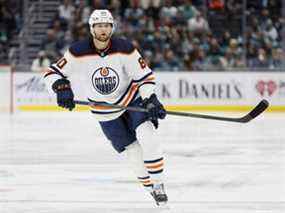 Markus Niemelainen #80 des Oilers d'Edmonton patine contre le Seattle Kraken au cours de la troisième période au Climate Pledge Arena le 03 décembre 2021 à Seattle, Washington.