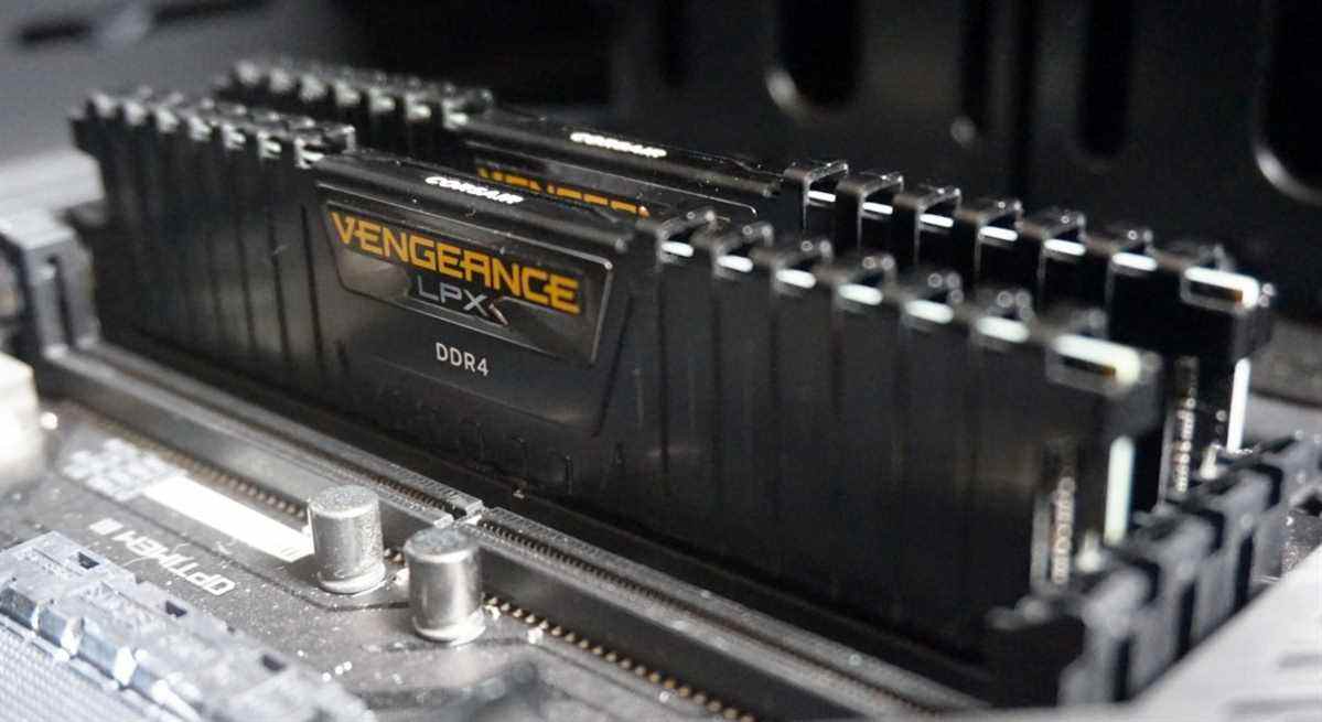 Une photo de deux Corsair Vengeance LPX RAM à l'intérieur d'un PC.