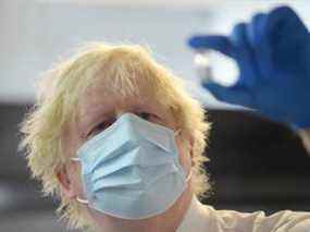 Le Premier ministre Boris Johnson visite le centre de vaccination de Stow Health à Westminster le 13 décembre 2021 à Londres, en Angleterre.