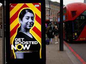 Un arrêt de bus affichant une publicité du gouvernement britannique faisant la promotion du programme de rappel du vaccin NHS COVID-19 à Londres, le vendredi 17 décembre 2021.