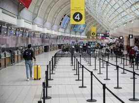 Des voyageurs à l'aéroport international Pearson de Toronto, le 16 décembre 2021.