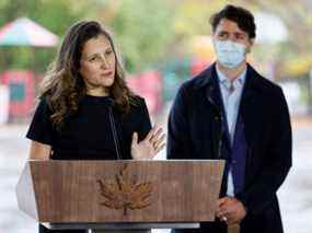 Le premier ministre Justin Trudeau et la vice-première ministre et ministre des Finances Chrystia Freeland participent à une conférence de presse à Ottawa le 21 octobre 2021.